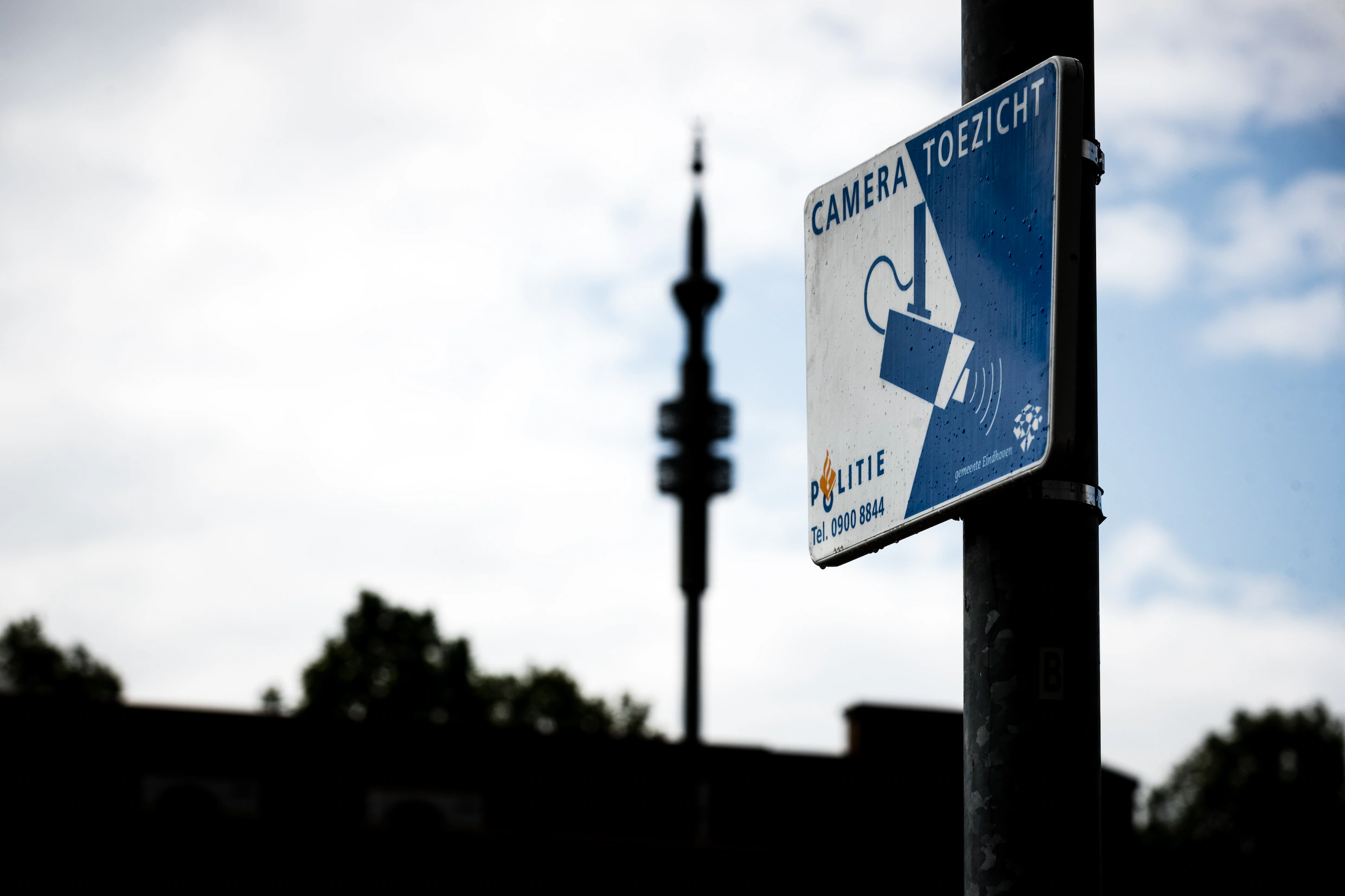 politie in een woonwijk waar camerabeelden van een deurbelcamera mogelijk worden gebruikt voor onderzoek